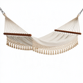 Hamac 200 x 100 cm en toile de coton écru avec barres en bois - style bohème pour jardin et terrasse